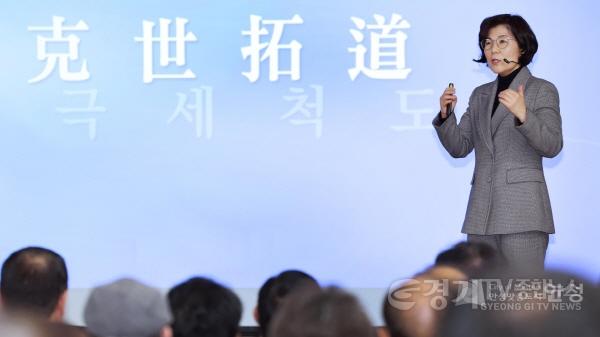 [크기변환]사본 -김보라 시장이 정책공감토크에 참석해 시정설명을 하고 있다. (2).jpg