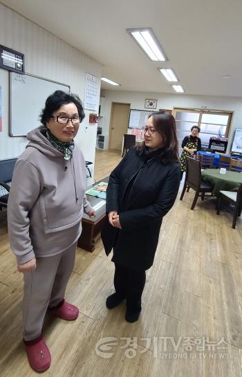 [크기변환]6. 상현3동이 지난 25일 한파 쉼터로 지정된 광교 휴먼시아 41단지 경로당의 난방 상태 등을 점검했다..jpg