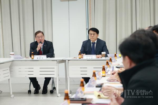 [크기변환]5-3. 황준기 용인특례시 제2부시장이 공공부문 탄소중립 실현을 위한 실무협의체 첫 회의에 참석해 인사말을 하고 있다.jpg