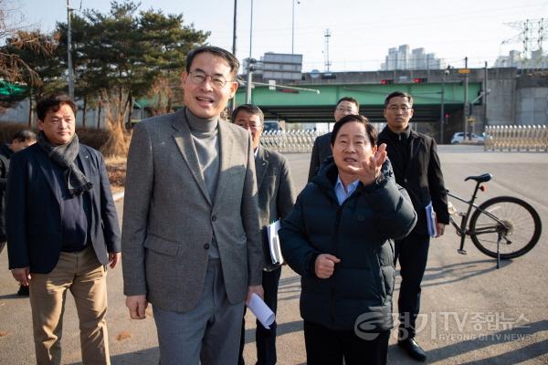 [크기변환](0129)[미래도시과]주광덕 남양주시장, 대광위 위원장과 함께 수석대교 등 광역교통사업 추진사항 점검(사진2).JPG