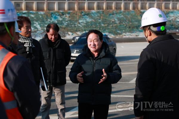 [크기변환](0130)[도로건설과]주광덕 남양주시장, 수도권 제2순환고속도로(화도~포천) 건설 현장 로드체킹...“설 연휴 전 개통” 주문(사진2).jpg