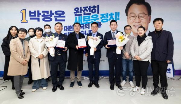 [크기변환]채명기 의원_감사패 보도자료 사진.jpg