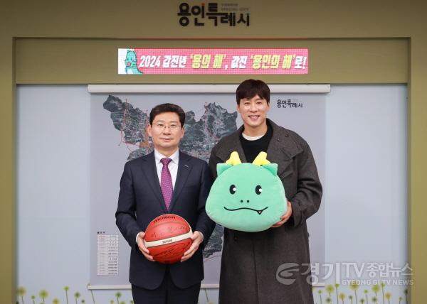 [크기변환]4-1. 지난 1일 용인특례시청 시장실에서 이상일 시장과 농구스타 우지원씨가 함께 기념사진을 찍고 있는 모습 (1).JPG