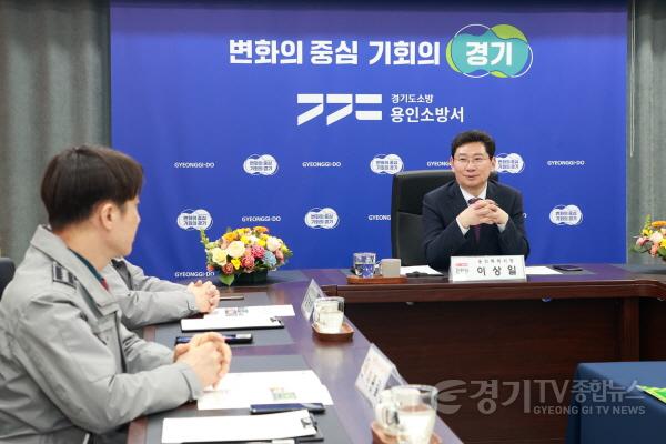 [크기변환]6-2. 제2회 용인특례시 안전문화 살롱 회의에서 옥상 화재대피에 대해 논의하고 있다.(1).jpg