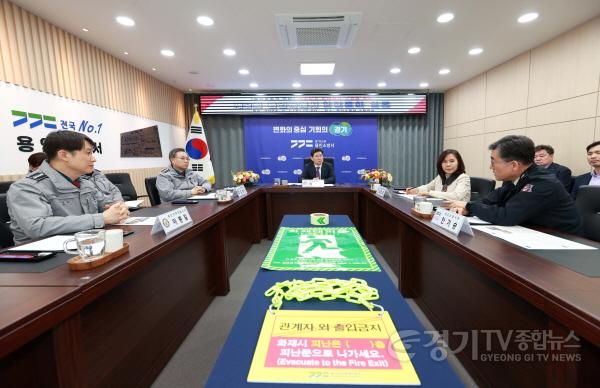 [크기변환]6-3. 제2회 용인특례시 안전문화 살롱 회의에서 옥상 화재대피에 대해 논의하고 있다.(2).jpg