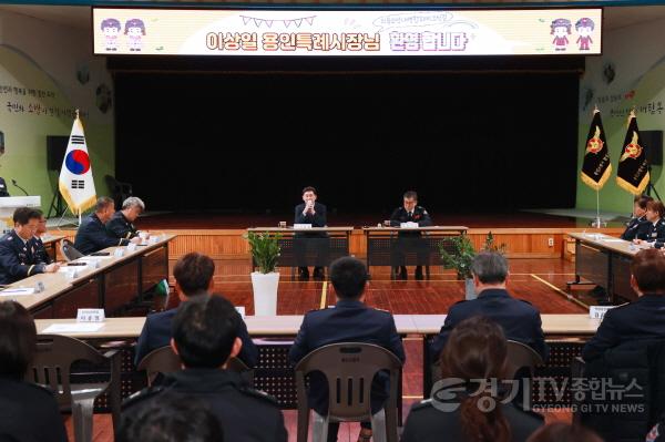 [크기변환]6-4. 제2회 용인6-4. 특례시 안전문화 살롱 회의에서 옥상 화재대피에 대해 논의하고 있다.(3).jpg