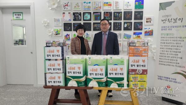 [크기변환]8-1. 송종율 처인구청장이 지난달 31일 장애인교육시설 반딧불이를 방문했다..jpg