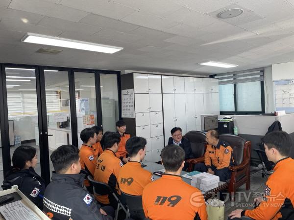 [크기변환]8-2. 황규섭 기흥구청장(오른쪽에서 세번째)이 지난 2일 구갈 119안전센터를 방문했다..jpg