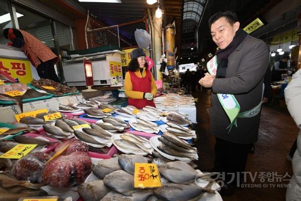 [크기변환]1. 수원시, 설 앞두고 전통시장 장보기 행사 진행.jpg