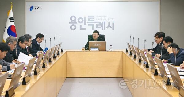 [크기변환]13-2. 이상일 용인특례시장(가운데)이 7일 시청사에서 열린 2040 용인도시기본계획 수립 용역 착수보고회에서 인사말을 하고 있다. (1).jpg