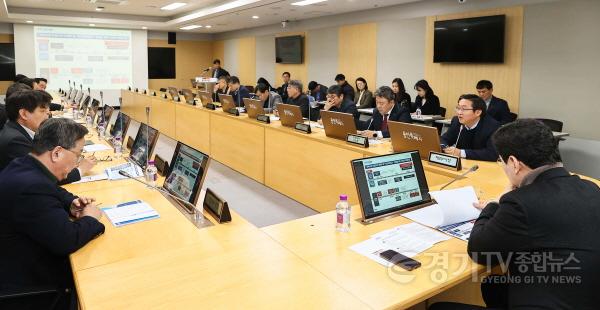 [크기변환]13-3. 이상일 용인특례시장(오른쪽)이 7일 시청사에서 열린 2040 용인도시기본계획 수립 용역 착수보고회를 주재하고 있다. (2).jpg