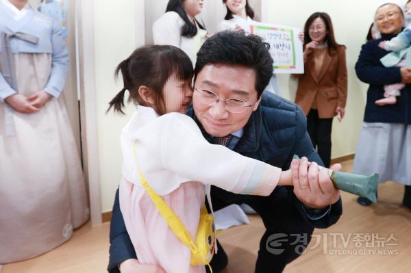 [크기변환]16-1. 이상일 용인특례시장이 지난 6일 오후 기흥구 상하동에 있는 한부모가족 복지시설 생명의 집을 방문했다..jpg