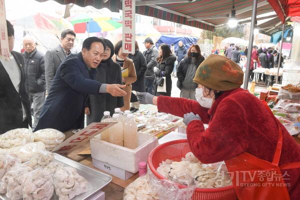 [크기변환]1-2 오산시, 설맞이 전통시장 장보기 행사로 민생현장 소통.JPG