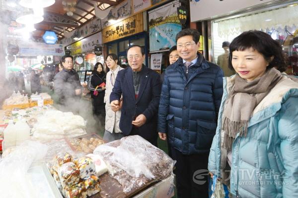 [크기변환]1-1. 이상일 용인특례시장이 6일 부인 김미영 여사와 함께 용인중앙시장을 방문해 직접 제수용품 등을 구입하며 장을 보고 있다..jpg