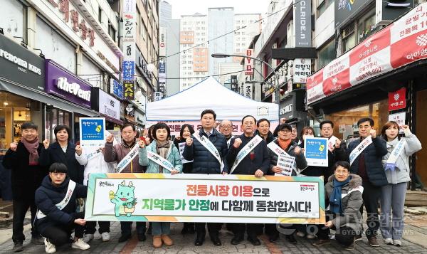 [크기변환]1-4. 이상일 용인특례시장은 6일 용인중앙시장 상인회, 민생경제과 직원들과 전통시장 이용 활성화와 지역 물가 안정 캠페인을 했다..jpg