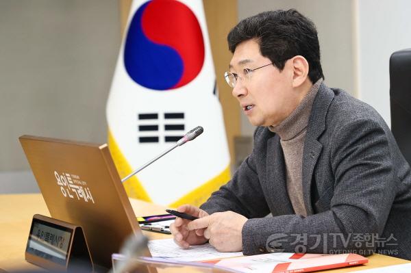 [크기변환]1-2. 이상일 용인특례시장이 지난 7일 생활밀착형 사업 보고회에서 시민 불편 해소를 위해 노력해달라고 당부하고 있다.jpg