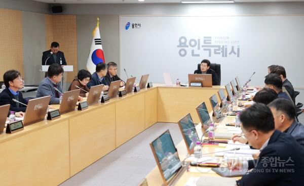 [크기변환]1-1. 이상일 용인특례시장이 지난 7일 생활밀착형 사업 보고회를 주재하고 있다.JPG