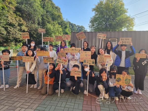 [크기변환]6-2. 용인특례시 처인구 능원초에서 학생들이 환경동아리 활동을 하고 있다..jpg