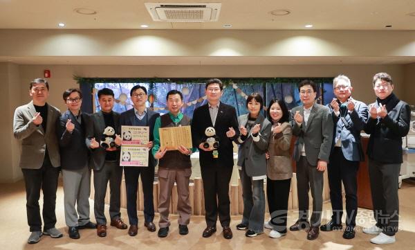 [크기변환]10-2. 8일 용인특례시는 푸바오에게 특례명예시민 증서를, 루이.후이바오에게 아기 주민등록증을 전달했다. 사진은 용인시관계자들과 에버랜드관계자들이 기념사진을 찍고 있는 모습..JPG