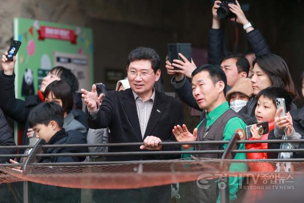 [크기변환]10-3. 이상일 용인특례시장이 강철원 사육사로부터 설명을 들으며 푸바오가 실내 사육장에 있는 모습을 보고 있다..JPG