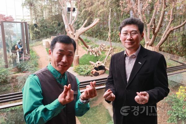 [크기변환]10-4. 이상일 용인특례시장과 푸바오 할아버지로 알려진 강철원 사육사(가운데로 보이는 용인 푸씨 푸바오).JPG