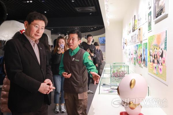 [크기변환]10-5. 바오하우스에 전시된 바오팬들의 팬아트를 관람하는 이상일 용인특례시장의 모습..JPG