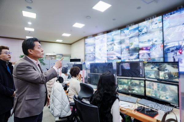 [크기변환]사진3)이재준 시장 도시안전통합센터 방문.jpg