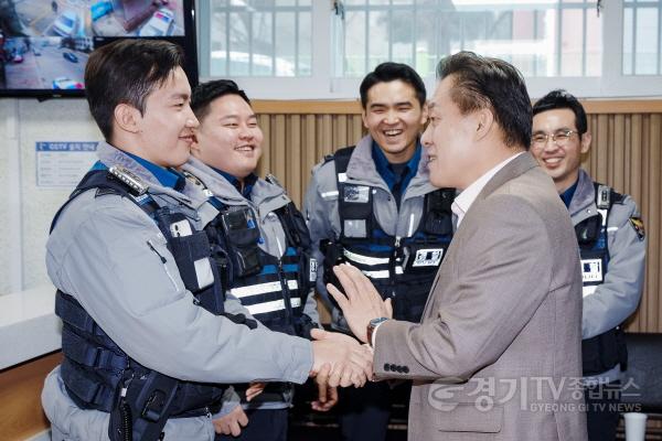 [크기변환]사진2)이재준 시장 수원남부경찰서 인계지구대 방문.jpg