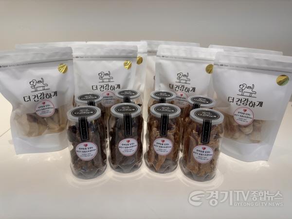 [크기변환]1-1. 용인시지역자활센터 청년위드펫사업단이 운영하는 반려동물 수제 간식 전문점 ‘더 건강하개’에서 판매하는 수제간식, 용인시 동물보호센터 유기 동물 입양 안내 스티커가 붙어 있다..jpg