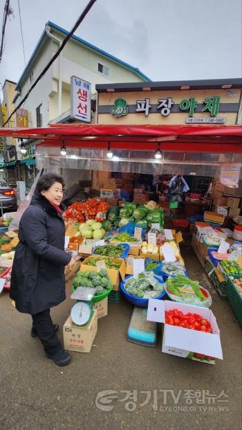 [크기변환]240206 남경순 부의장, 설맞이 전통시장 현장방문 (4).jpg