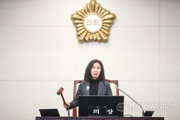 [크기변환]사진3. 제228회 임시회 1차 본회의 의사봉 타봉 하는 김경희 의장 모습.jpg