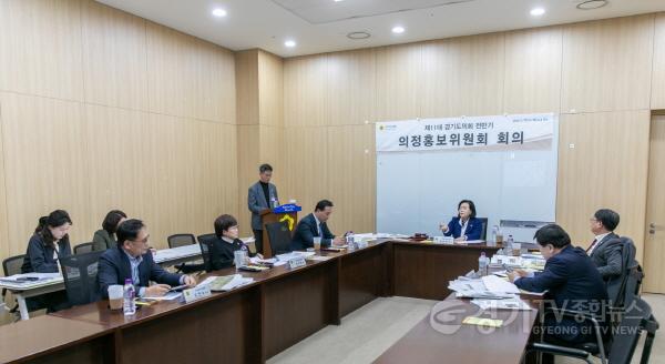 [크기변환]240220 정윤경 의원, 의정홍보위원회 2024년 소식지 제작 방향 논의 읽기 쉬운 소식지 강조 (2).jpg