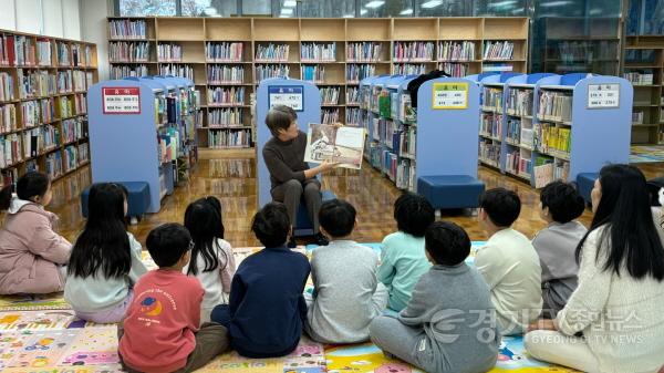 [크기변환]5. 용인특례시 중앙도서관에서 어린이 견학프로그램을 진행하고 있는 모습..jpg