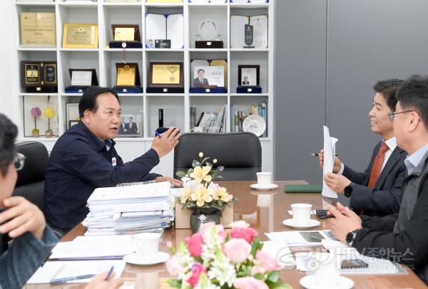 [크기변환]1-2 지난해 5월 이권재 오산시장, 한강유역청장 면담.jpg