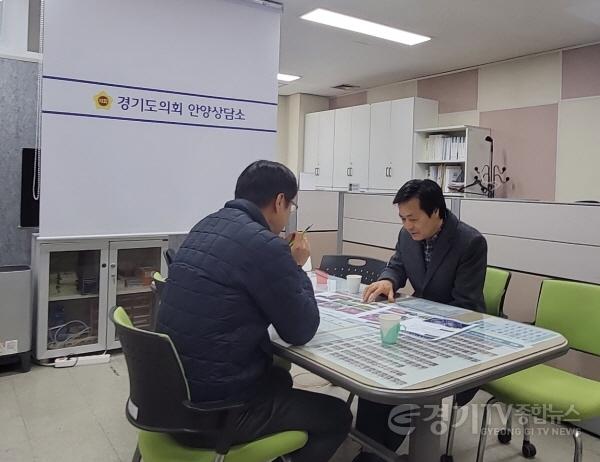 [크기변환]240226 문형근 의원, 학운공원 등 2개소 맨발 산책길 조성 관련 보고 가져.jpg