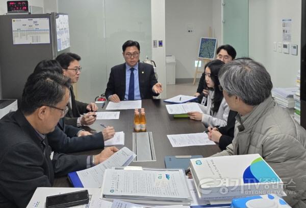 [크기변환]240227 이용욱 의원, 4차산업중심 경기지역균형발전 정책개발사업 회의 참석.jpg