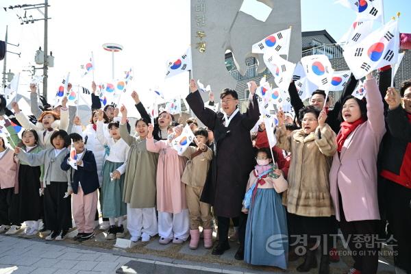 [크기변환]1.안산시 제105주년 3·1절 기념식… 시민과 함께 만세삼창(3)(3·1운동 기념탑 앞에서 3·1절 만세 행진을 이어가고 있다).jpg