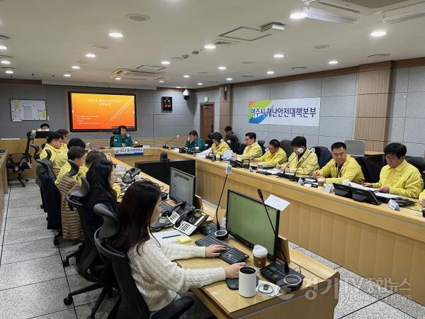 [크기변환]03-여주시 부시장 해빙기 안전점검 잰걸음1.jpg