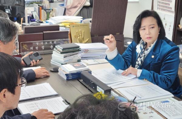 [크기변환]240304 정윤경 의원, 2024년 도교육청 ‘친환경 운동장 조성 지원사업’ 추진계획 보고 받아 (1).jpg