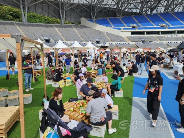 [크기변환]9-2. 2023년 용인청년축제에 많은 시민이 참여했다.jpg