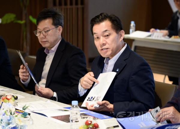 [크기변환]1-1. 이재준 수원시장, “수원 경제 활성화 위해 힘 모아 주신 기업인들에게 감사드린다”.jpg