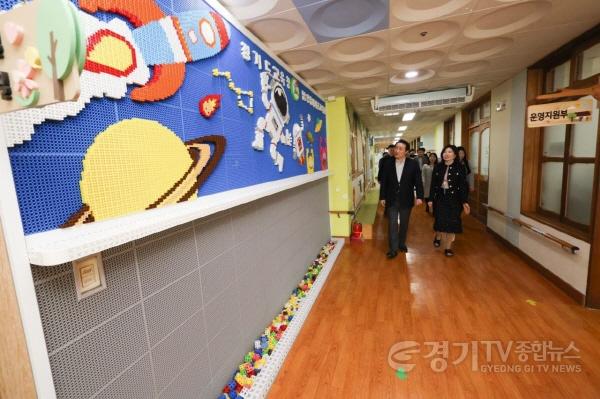 [크기변환]임태희경기도교육감이 15일 오후 평택시 해아뜰 유아체험교육원 시설을 둘러보고 있다.(사진1).jpg