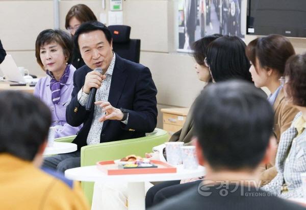 [크기변환]임태희경기도교육감이 15일 경기도교육청국제교육원을 방문한 가운데 인사말씀을 하고 있다.(사진2).jpg