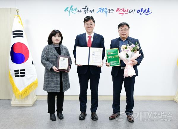 [크기변환]1.이민근 안산시장,‘2024년 우수 지자체장 행정대상’수상 영예(이민근 안산시장이 지난 13일 한국프레스센터에서 열린 ‘2024 미래를 여는 기업&인물대상’ 시상식에서 ‘우수 지자체장 행정대상’을 수상했다).jpg