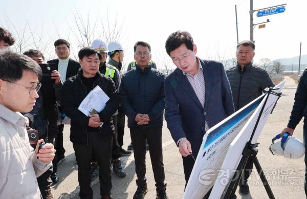 [크기변환]1-2. 이상일 용인특례시장이 지난 15일 보개원삼로 확장공사 현장을 방문했다.JPG