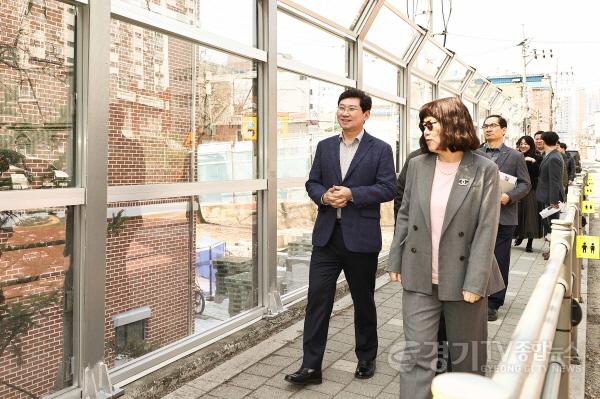 [크기변환]2-2. 이상일 용인특례시장이15일 처인구 용인초등학교를 방문해 시의 지원으로 설치가 완료된 통학 차량 승하차 베이와 교체가 이뤄진 방음벽 상태를 점검하고 있다..jpg