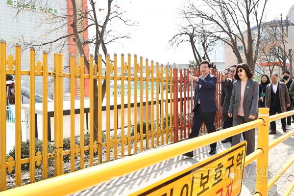 [크기변환]2-1. 이상일 용인특례시장이15일 처인구 용인초등학교를 방문해 시의 지원으로 설치가 완료된 통학 차량 승하차 베이와 교체가 이뤄진 방음벽 상태를 점검하고 있다..jpg