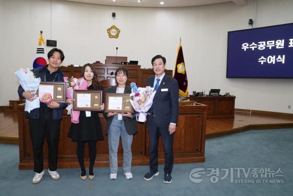 [크기변환][사진자료] 3월 19일 제328회 임시회 제1차 본회의 지역사회 발전분야 ‘2024년 1분기 우수공무원’ 시상식(사진_하남시의회 제공).jpg