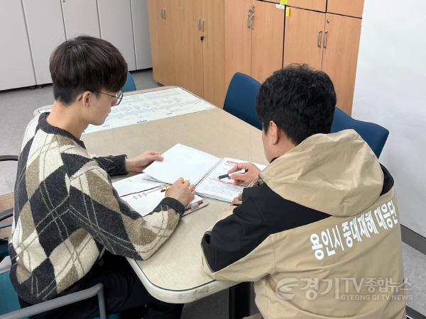 [크기변환]3. 용인특례시가 중대시민재해 예방을 위한 표준 매뉴얼을 개정해 관계부서에 배포했다. 사진은 담당자에게 교육을 하는 모습..jpg