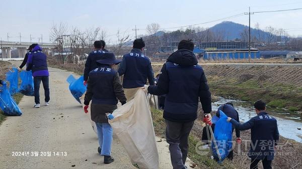 [크기변환][사진자료]_경기도，+수질오염사고로+몸살+앓은+관리천서+정화활동2 (1).jpg